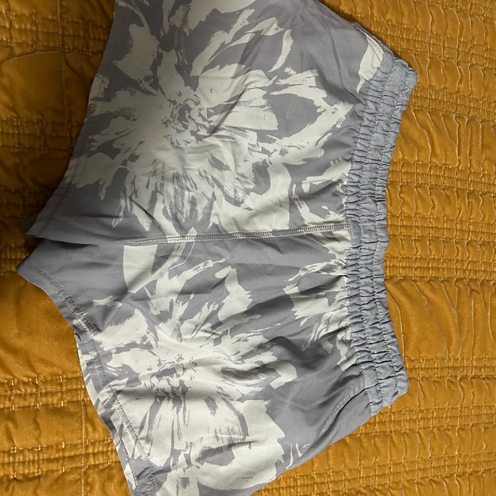 Vuori Clementine Light Gray & White Floral Athletic Shorts - Picture 2 of 3